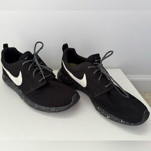 Nike Black Sneakers w/ White Swoosh & Speckled Sole – Size 9